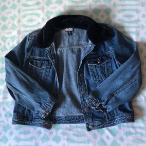 Jean jacket with detachable fur lining